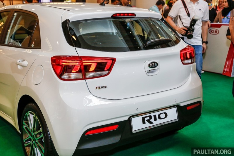 Kia Rio 2017 &quot;chot gia&quot; 424 trieu dong tai Malaysia-Hinh-6